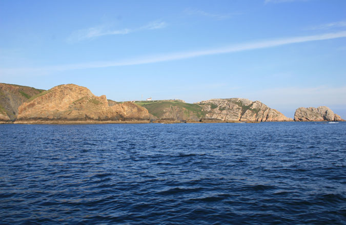 Cabo Peñas desde el E. En primer plano la isla de "La Gaviera"